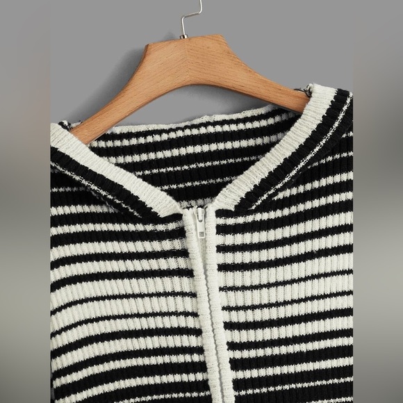 🆕 Striped Pattern Zip Up Hooded Cardigan 🖤🤍 - Picture 3 of 5